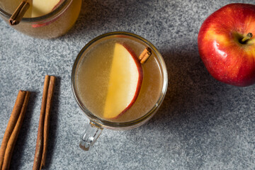 Fototapeta na wymiar Refreshing Boozy Apple Cider Cocktail Punch