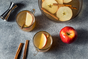 Obraz na płótnie Canvas Refreshing Boozy Apple Cider Cocktail Punch