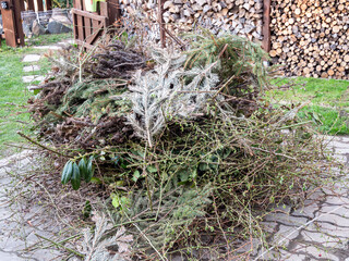 Haufen mit Gartenabfälle zum verbrennen