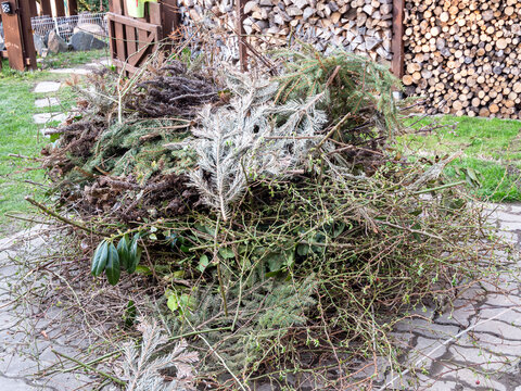 Haufen mit Gartenabf&auml;lle zum verbrennen