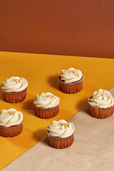 cupcakes simetricos en un fondo amarillo