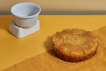 torta de piña en una mesa amarilla