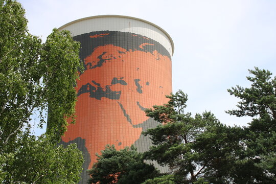 K&uuml;hlturm in H&uuml;ntel "Funpark" / Emsland: Weltkarte als Au&szlig;enanstrich