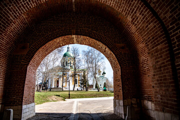 Fototapeta na wymiar an old stone fortress-kremlin in the center of the city of Zaraysk 