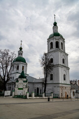 Fototapeta na wymiar old city buildings in the center of Zaraysk 