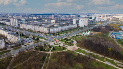 Obraz premium Aerial photography of the spring city park. Park alleys and a reservoir on the outskirts of the city.