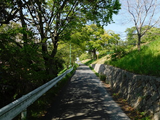 吹田市と豊中市の境界を流れる高川の堤防に登る坂道(2021年4月撮影)