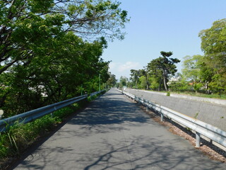 吹田市と豊中市の境界を流れる高川の堤防上の道(2021年4月撮影)