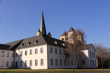 Blick auf die Abtei Brauweiler im Rheinland
