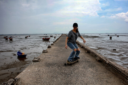 Happy Young asia woman play surfskate at green park, famouse sport lifestyle of new generation