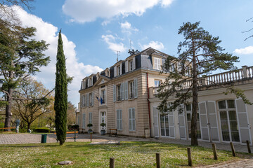 Obraz premium Vue extérieure du bâtiment de la mairie de Bièvres, dans le département de l'Essonne, France