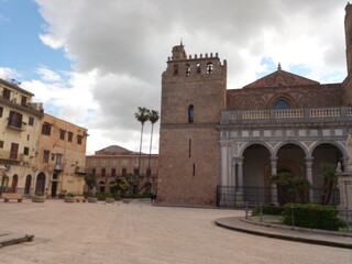 Fototapeta na wymiar Duomo di Monreale, Cattedrale di Santa Maria Nuova è il principale luogo di culto cattolico di Monreale, nella città di Palermo. Sicilia