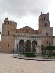 Fototapeta na wymiar Duomo di Monreale, Cattedrale di Santa Maria Nuova è il principale luogo di culto cattolico di Monreale, nella città di Palermo. Sicilia