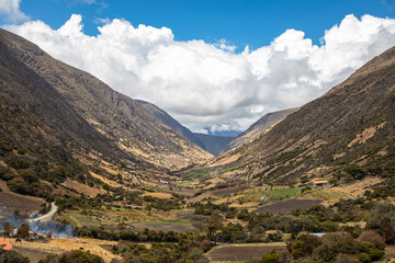 Fototapeta na wymiar Valle de montaña en los andes