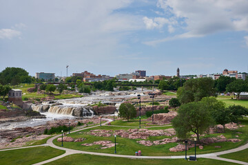 View over Sioux Falls with city skyline - obrazy, fototapety, plakaty