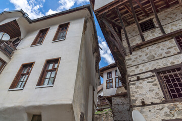 Fototapeta na wymiar Typical street and old houses inl town of Melnik, Bulgaria