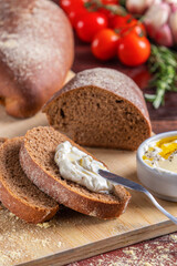 Pão australiano cortado em fatias acompanhado de pasta de iogurte