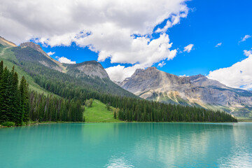 Fototapeta na wymiar Majestic mountain lake in Canada.