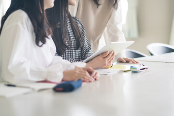 勉強する学生の手元