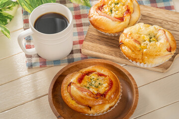 総菜パンとコーヒー