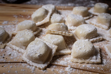 Fototapeta na wymiar Tradicional ravioli relleno italiano con espolvoreados con harina 