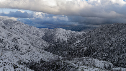 Obraz premium Image of the San Gabriel Mountains north of Los Angeles, California, shown after a snowfall.