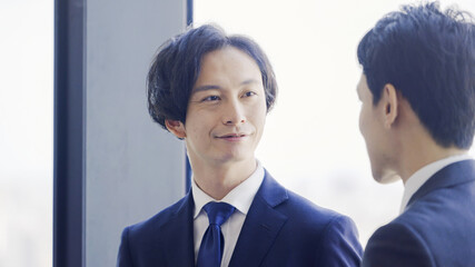 打ち合わせをするビジネスマン