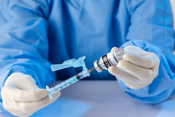 Seringa e vacina Covid-19