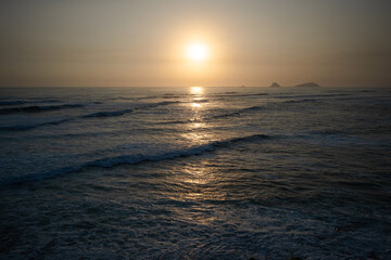 Atardecer de un sol dorado en las playas de lima