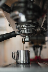 металлическая кофеварка пускает струи кофе в кружки в кафе на завтрак, обед или ланч