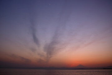 Naklejka na ściany i meble 夕暮れの富士山（藤沢市江の島付近から相模湾を挟んで臨む）