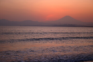 Fototapeta premium 夕暮れの富士山（藤沢市江の島付近から相模湾を挟んで臨む）