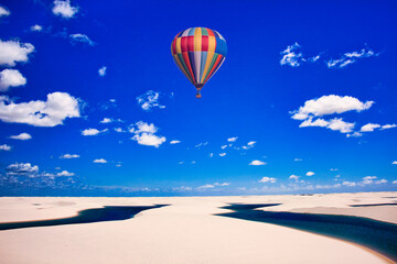 レンソイス国立公園の消える湖上空に漂うバルーン