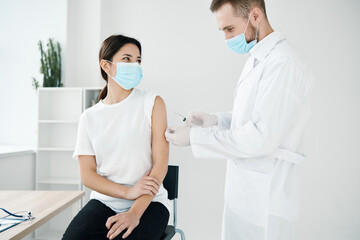 Obraz premium patient in hospital being injected against covid-19 vaccination epidemic 