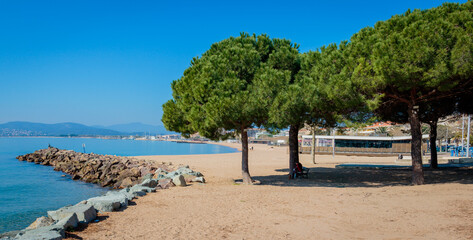 Fototapeta na wymiar beach and blue sea in Saint-Raphaël, on the French Riviera.