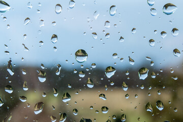 wassertropfen auf fenster
