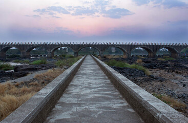 Obraz premium Old stone Ramling Bet Bridge, Bahe, Sangli, Maharashtra, India.