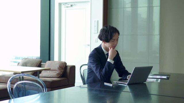 ノートパソコンをタイピングする男性ビジネスマン