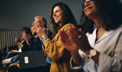 Business professionals applauding at a seminar - obrazy, fototapety, plakaty