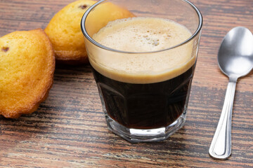 tasse de café et madeleines sur une table