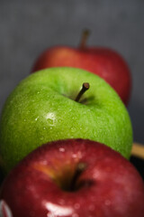 green and red apple in a row vertically on