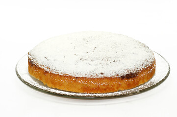 Rührkuchen mit Puderzucker freigestellt auf weißem Hintergrund