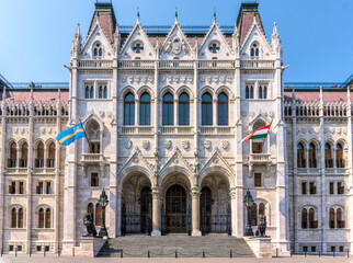 Fototapeta premium Budapest, Hungary - August 31, 2019: majestic facade of the Hungarian Parliament building, built in the neo-Gothic style. Famous state building and most popular tourist attraction in Budapest