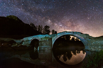 vía láctea sobre puente romano abandonado en Espiel Córdoba