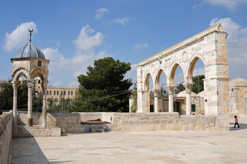 Fototapeta premium Mosque of Al-aqsa (Dome of the Rock) in Old Town. There are many historical buildings in the courtyard of Masjid Aksa Mosque. Jerusalem.