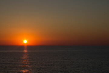 Fototapeta na wymiar evocative image of sunrise over the sea with the sun rising on the horizon