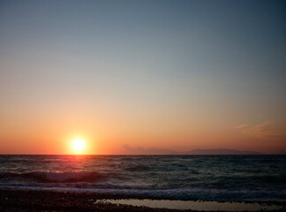 Fototapeta na wymiar Beautiful sunset view and ocean view in the evening