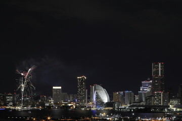 新子安から見た横浜の花火
