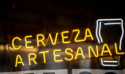 Neon sign in Spanish saying Handmade Beer
