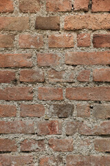 Naklejka premium Hochformat einer alten Mauer aus Ziegelsteinen (Textur / Hintergrund / Deko)